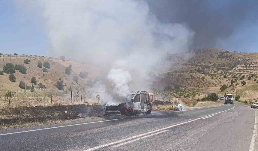 Siirt'te seyir halindeki otomobil alev aldı