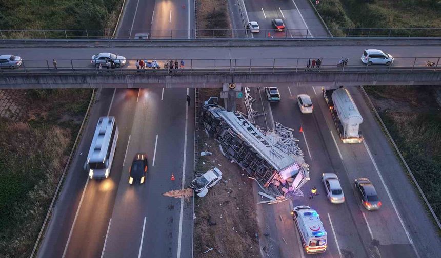 TEM'de halı yüklü tır ile otomobil çarpıştı: 6 yaralı