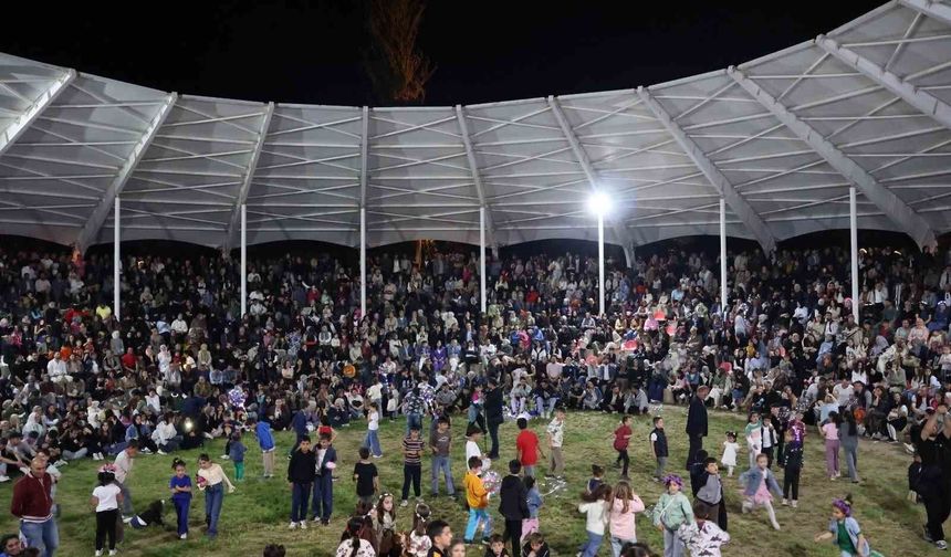 Tortum Şelalesi Festivali'nde renkli ve coşkulu anlar yaşandı