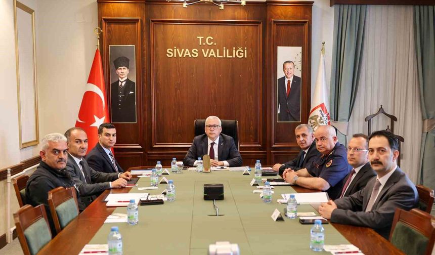 Vali Şimşek: 'Vatandaşlarımızın huzuru ve güvenliği için sahada olmaya devam edeceğiz'