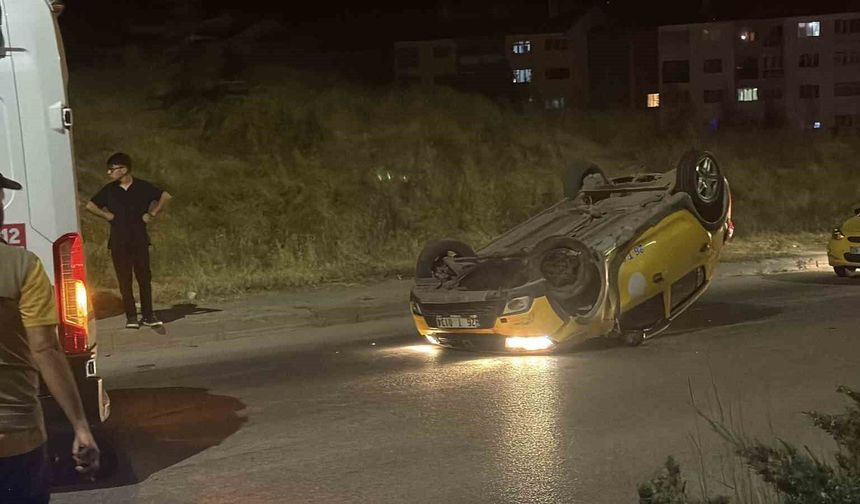 Virajı alamayan ticari taksi ters döndü: 2 yolcu yaralandı