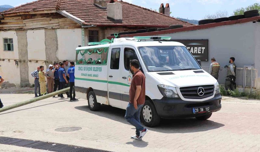Yaşlı karı koca duvara çarpan otomobilde can verdi