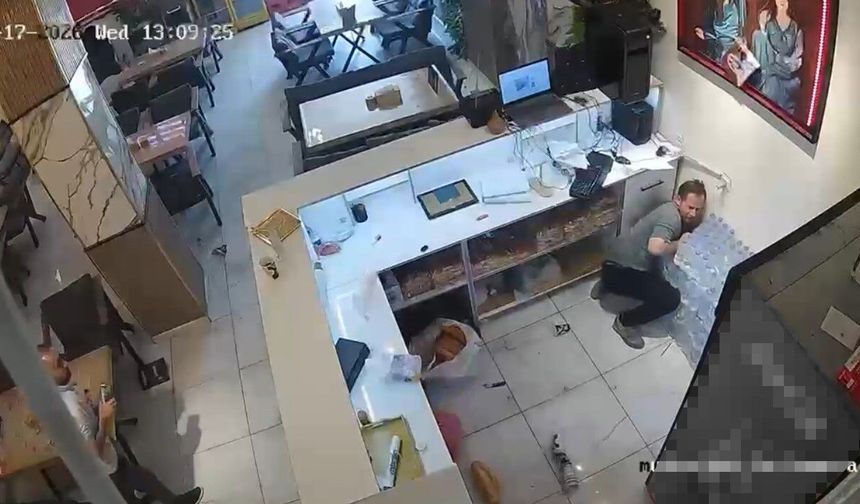 Yüksekova'da kafede mutfak tüpü patladı: Olay anı kamerada