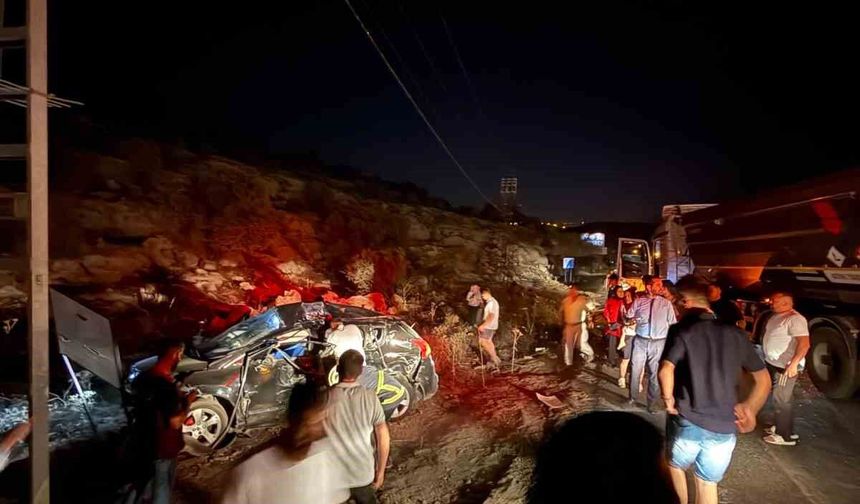 Mardin’de otomobil ile kamyonetin çarpıştığı kazada 3 kişi hayatını kaybetti, 5 kişi yaralandı
