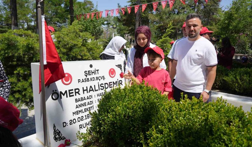 7 yaşındaki Ömer Halis Demir, ismini taşıdığı şehidi ilk kez ziyaret etti
