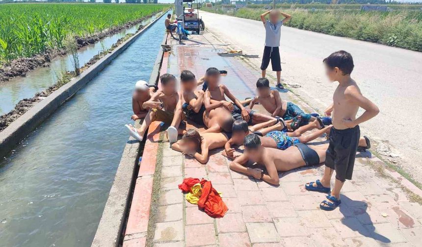 Adana'da çocukların kanal keyfi: Kaldırım plaja döndü
