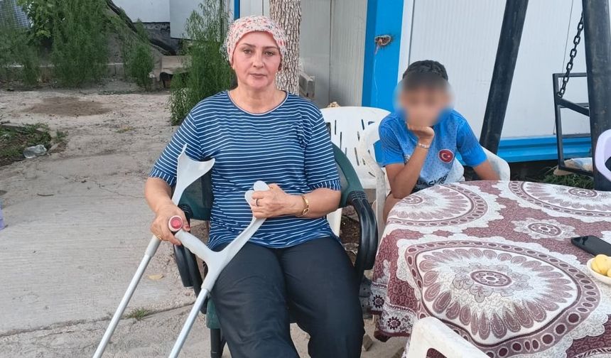 Başıboş köpeklerin kovaladığı anne-oğul düşerek yaralandı