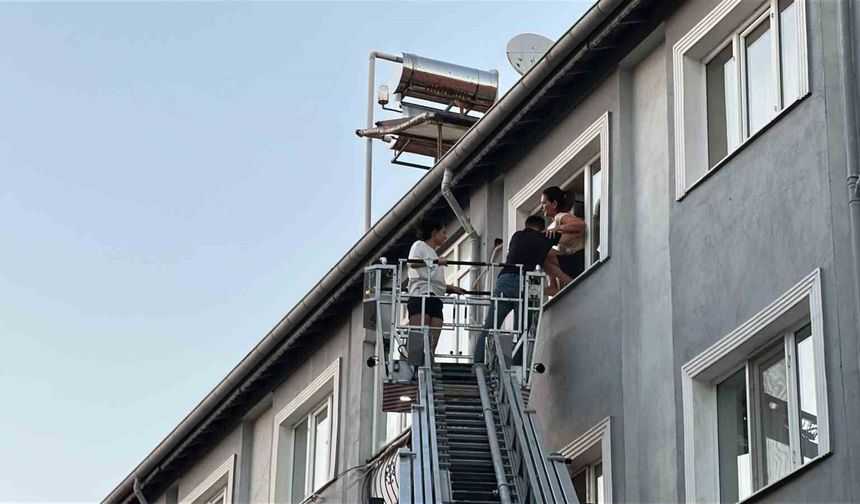 Burdur'da 3 katlı binada çıkan yangında 6 kişi itfaiye ekiplerince kurtarıldı