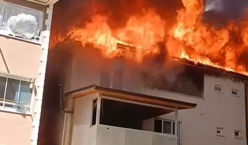Bursa'da 3 katlı binanın çatısı alevlere teslim oldu