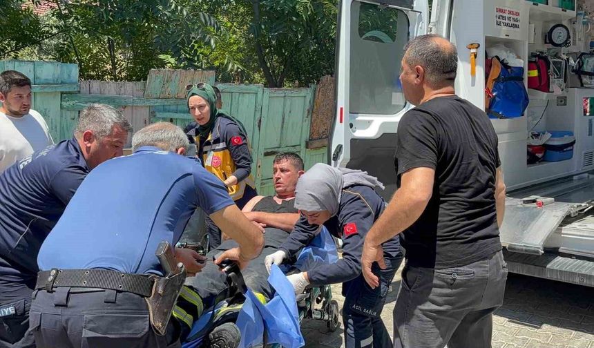 Çatı yangınına müdahale ederken bir alt kata düşen itfaiyeci yaralandı