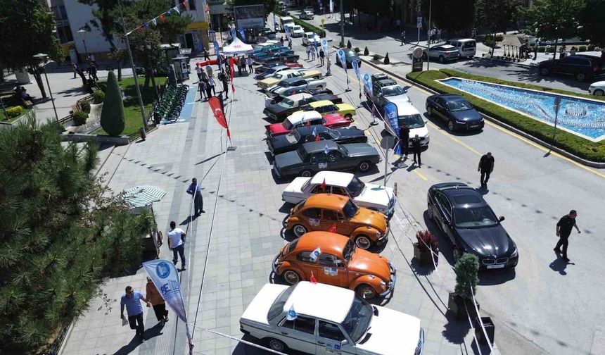 Çorum'da klasik otomobil rüzgarı: Vatandaşlar büyük ilgi gösterdi