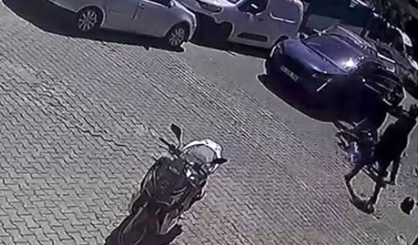Çukurdan kaçmak için yavaşlayan motosikletliyi böyle darp etti