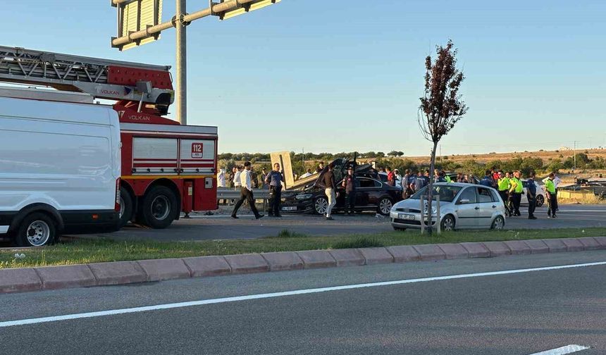 Düğün konvoyundaki otomobil bariyerlere çarptı: 1 ölü, 3 yaralı
