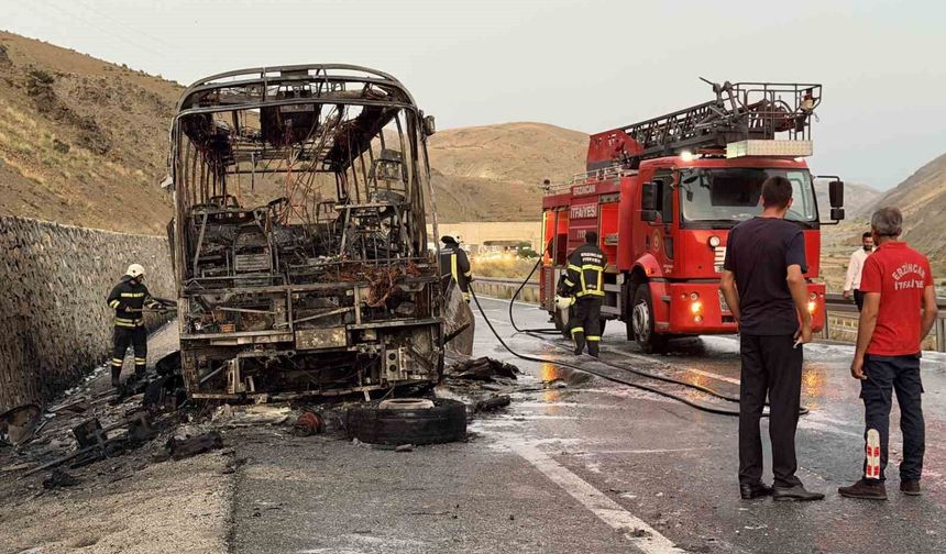 Erzincan-Sivas yolunda yolcu otobüsü alevlere teslim oldu