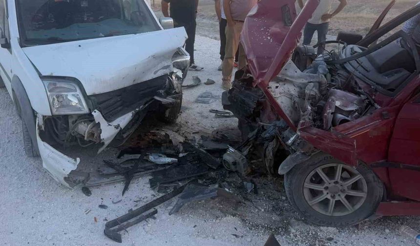 Eskişehir'de iki araç kafa kafaya çarpıştı: 1'i ağır 3 yaralı