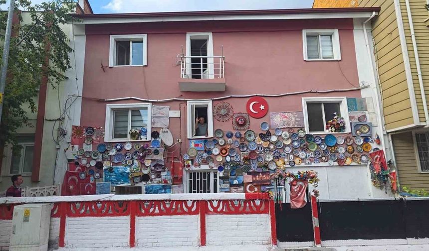 Evinin dış cephesini Kütahya'ya özgü çini tabaklarla kapladı