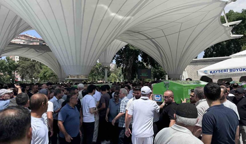 Feci kazada hayatını kaybeden aile yan yana toprağa verildi