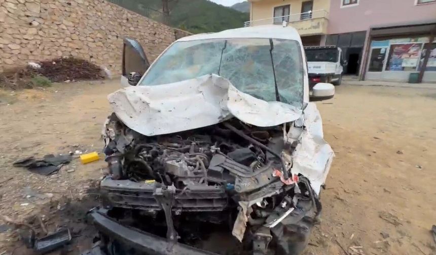 Hakkari'de trafik kazası: 3 yaralı