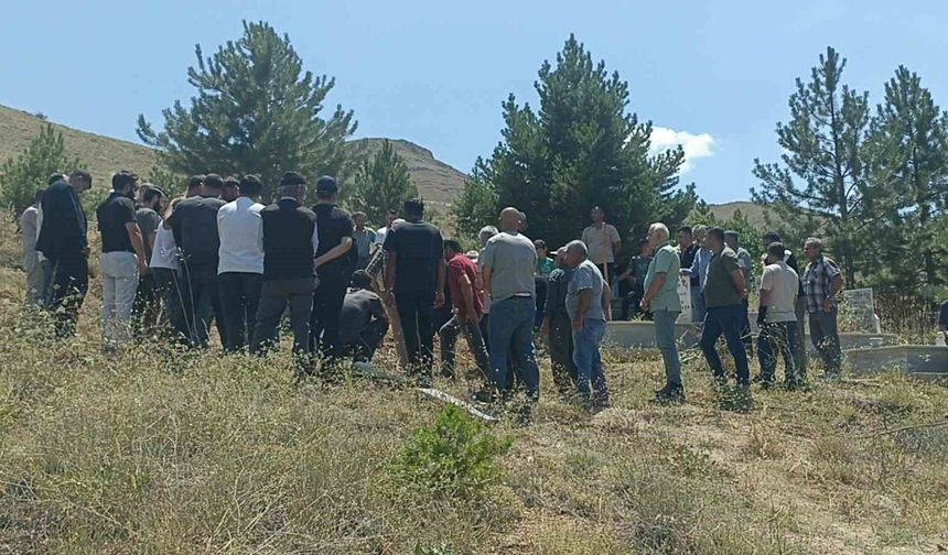 Hayatını kaybeden doğa fotoğrafçısı, memleketi Sivas'ta son yolculuğuna uğurlandı