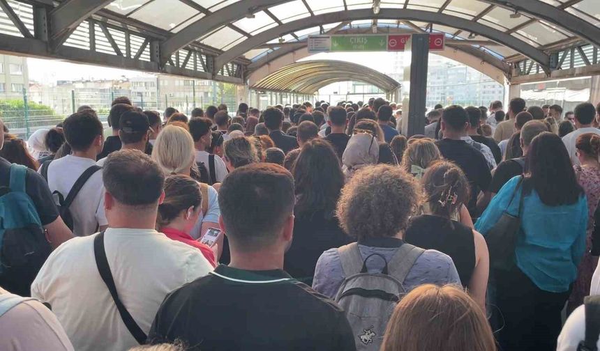İstanbullunun ulaşım çilesi: Mecidiyeköy metrobüs istasyonunda yürüyen merdiven arızası yoğunluğa neden oldu