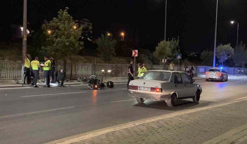 Kontrolü kaybolan motosikletli polis direğe çarptı: 1 yaralı