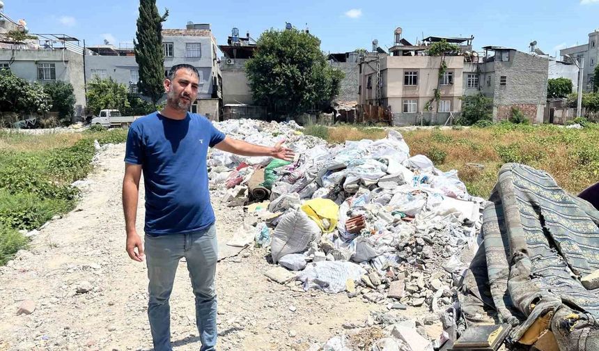 Mahalle arasındaki arsa çöplüğe döndü, vatandaşlar tepki gösterdi