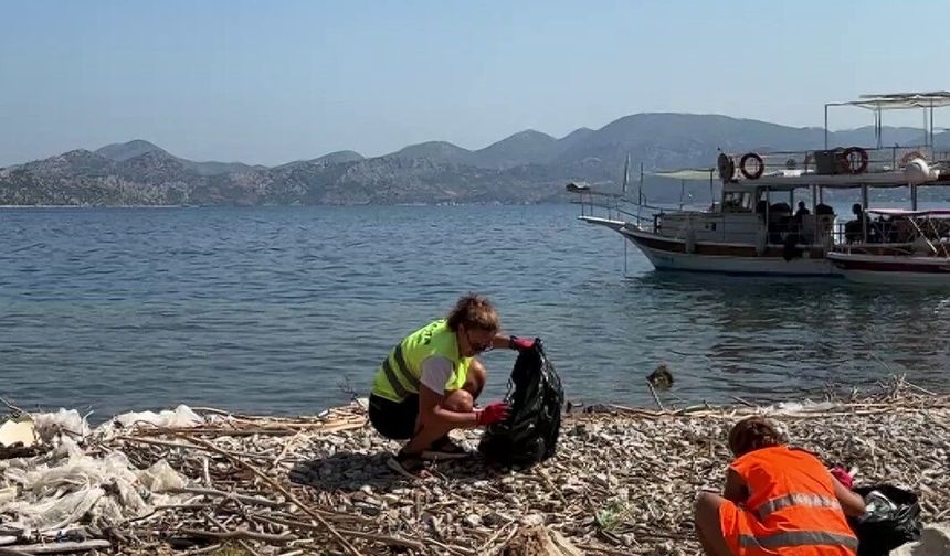 Marmaris kıyılarına vuran mikroplastikler çevrecileri harekete geçirdi