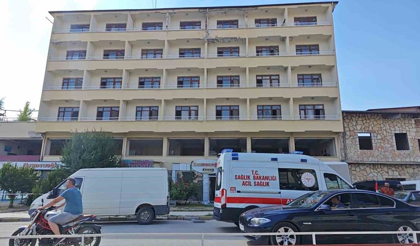 Mühürlenen otelde hurda sökümü yapan işçi yüksekten düşme sonucu yaralandı
