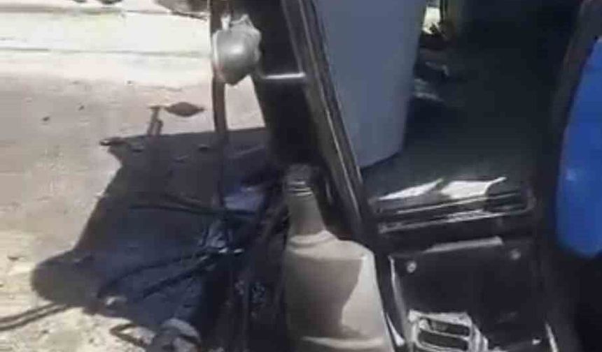 Muş'ta yolcu treninin çarptığı traktör ikiye ayrıldı