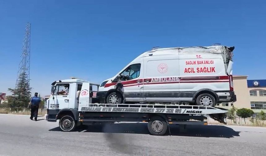 Niğde'de ambulans ile otomobil çarpıştı: 3'ü sağlık çalışanı 5 yaralı