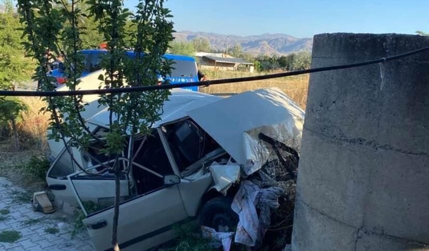 Önce çöp konteynerine ardından duvara çarptı: Otomobil hurdaya döndü, sürücü yaralandı