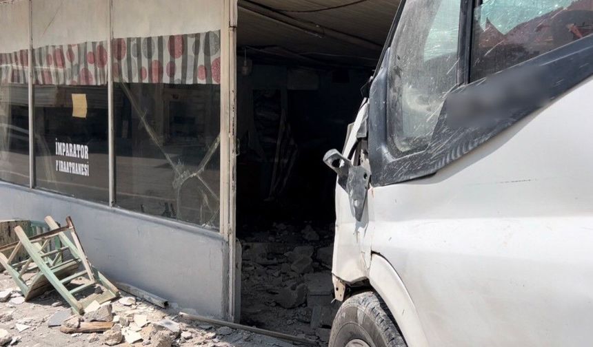 Pikapla çarpışan minibüs kıraathaneye daldı: 1 ölü, 3 yaralı