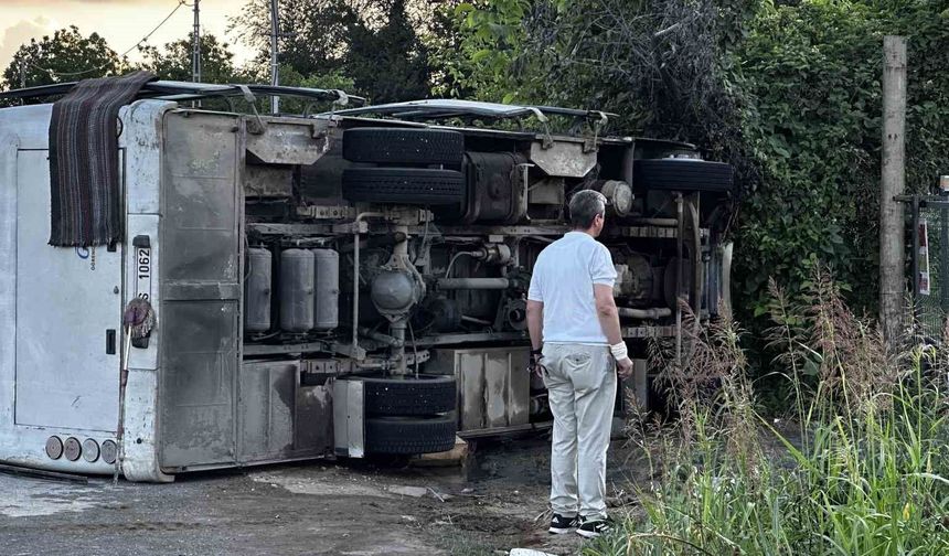 Sakarya'da tır ile çarpışan işçi midibüsü devrildi: 13 yaralı