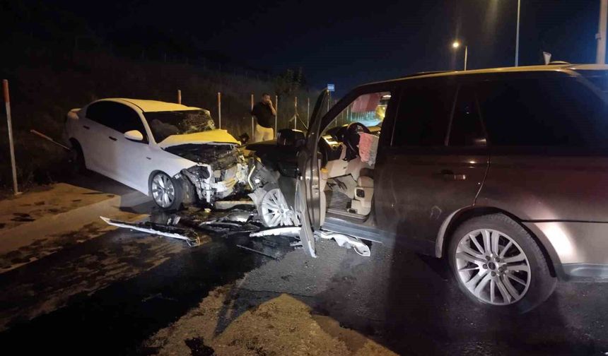 Sancaktepe'de ters yönden gelen otomobil, 2 araca çarptı: 2'si ağır 5 yaralı