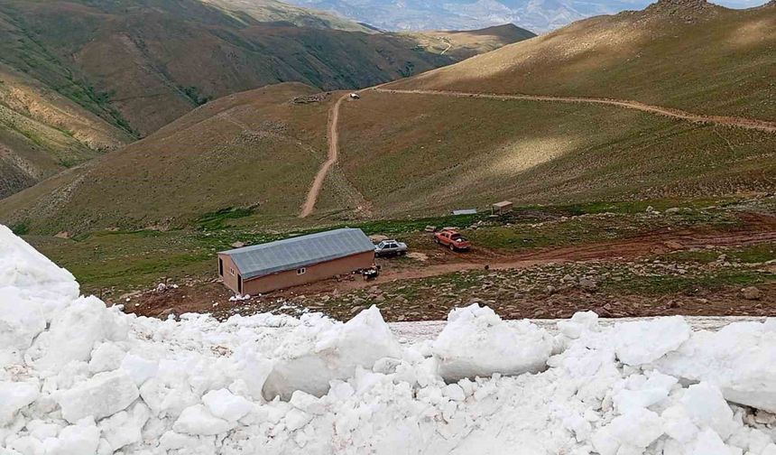 Sivas'ta temmuz ayında karla mücadele çalışmaları sürüyor
