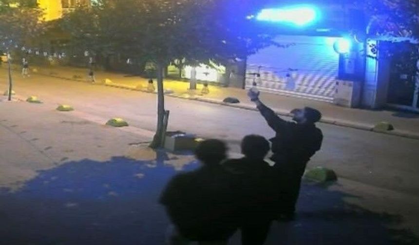 Sokaktaki ampulü söküp götürdüler