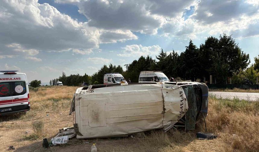 Tarım işçilerini taşıyan minibüs devrildi: 17 yaralı