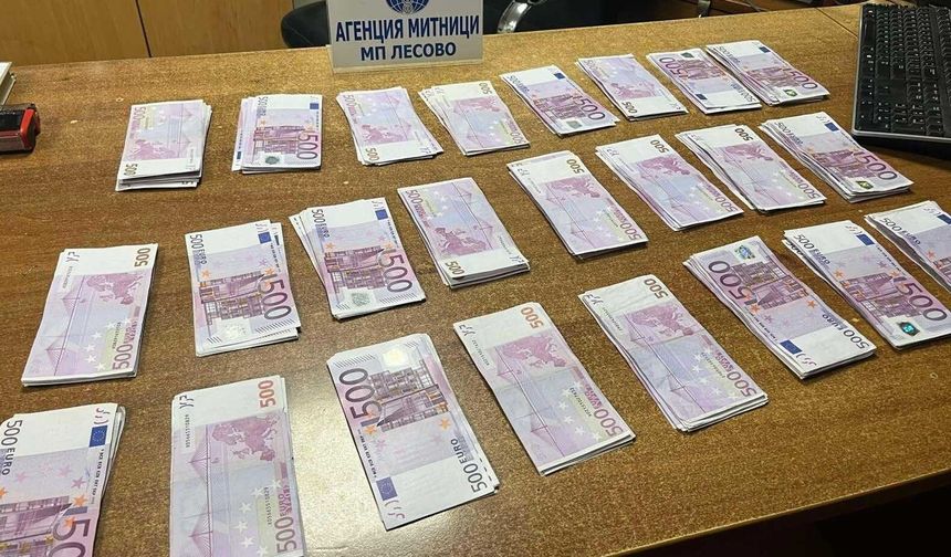 Türk vatandaşı ceplerine sakladığı 150 bin euroyla yakalandı