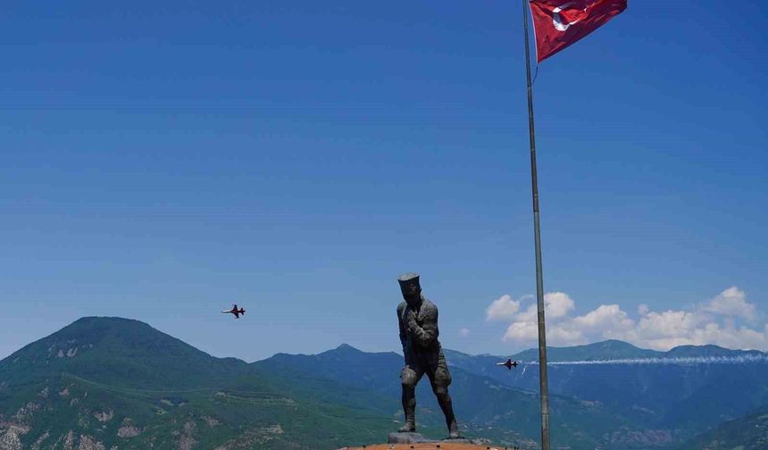 Türk Yıldızları Artvin semalarında prova uçuşuyla nefes kesti