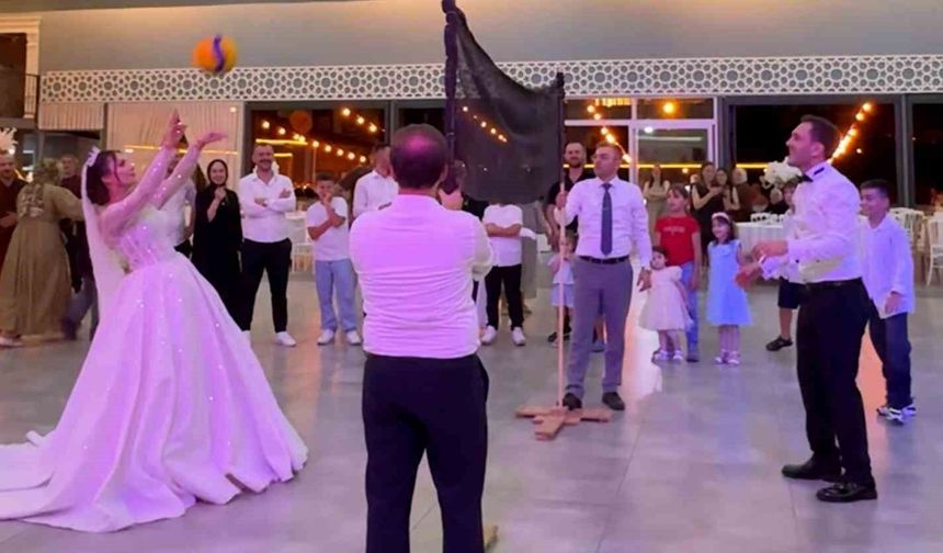 Voleybol oynarken tanışan çift düğünlerinde de voleybol oynadı