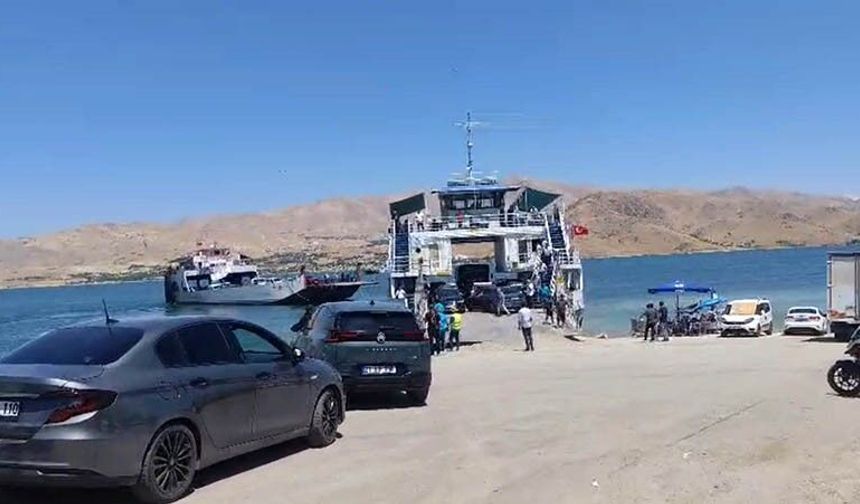 Yakıtı biten feribot çalışmalar sonucu iskeleye yanaştırıldı: Araçlar ve vatandaşlar tahliye edildi
