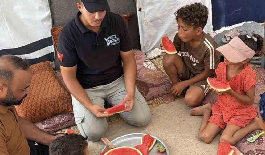 Yedi Başak, Gazze'de yaz şenliği düzenledi, halka karpuz dağıttı