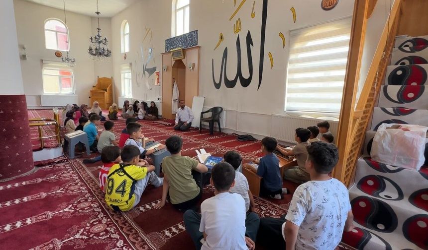 Yüksekova'da çocuklar yaz Kur'an kurslarında hem öğreniyor hem eğleniyor