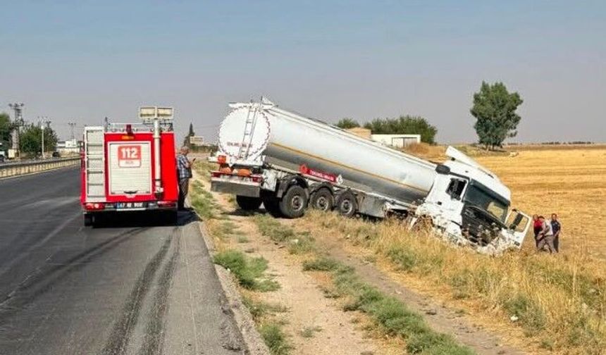 Mardin'de Tanker Şarampole Devrildi: Sürücü Hafif Yaralandı