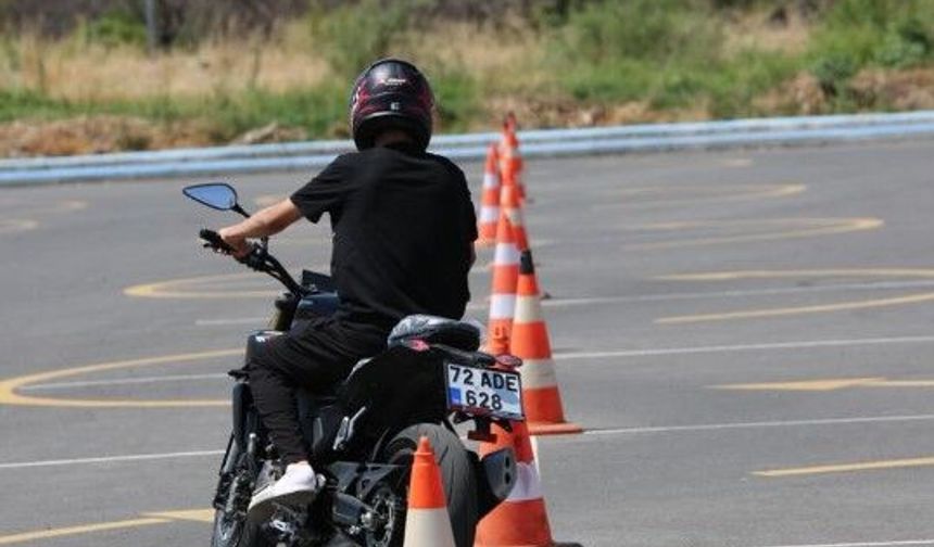 Batman'daki Türkiye'nin İlk Sürücü Akademisi'nde 17 Binin Üzerinde Kişi Eğitim Aldı