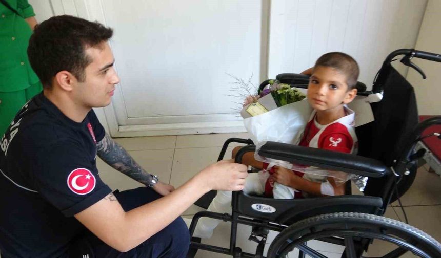 6 metrelik kuyuya düşen çocuk kendisini kurtaran kahramanıyla buluştu
