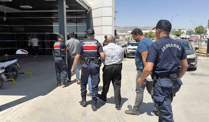 Adıyaman'da dehşet görüntüler: Kamyonetle çarptığı şahsı metrelerce fırlattı