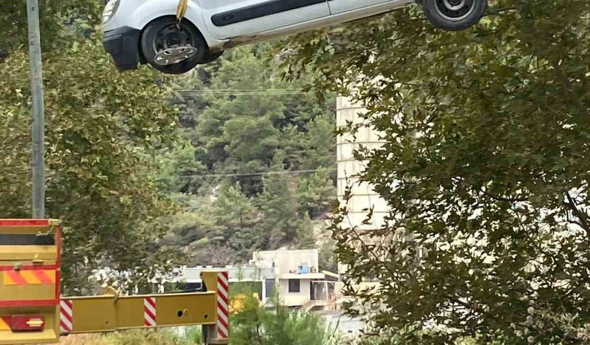 Alanya'da araç şarampole yuvarlandı: 3 yaralı