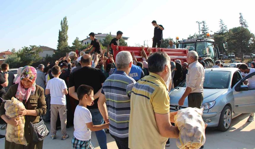 Amasyalı genç çiftçi bu yıl mutluluktan 6 ton patatesi ücretsiz dağıttı
