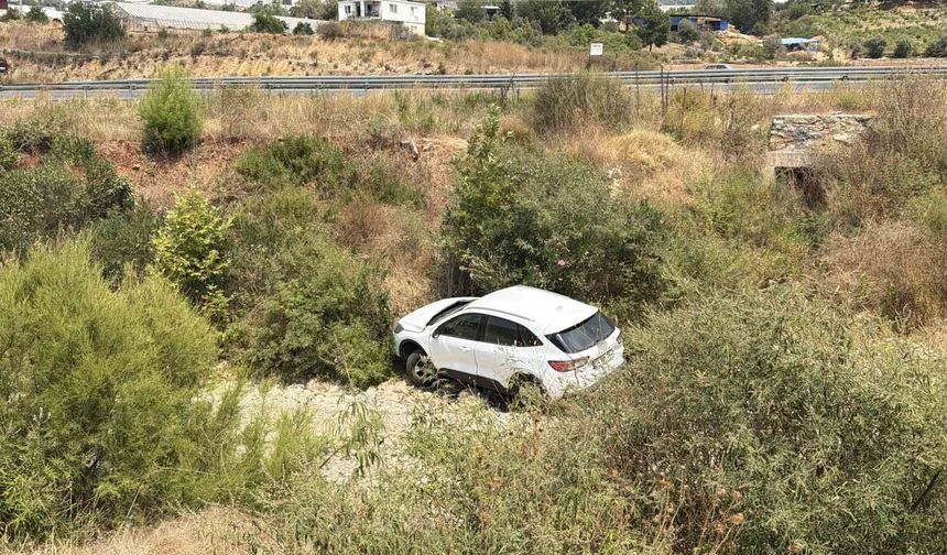 Antalya'da otomobil dereye uçtu: 1 yaralı
